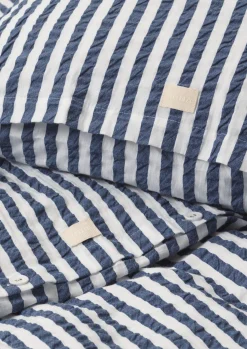 JUNA Bæk&Bølge Lines Sengetøy 140x200 cm mørk blå/hvit NO