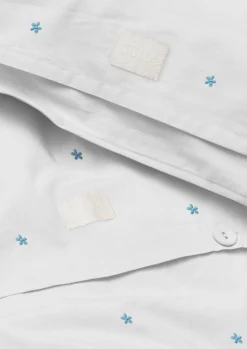 JUNA Daisy Sengetøy 140x200 cm hvit/lys blå DK