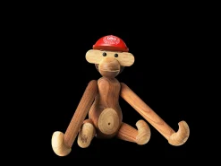 Kay Bojesen Ape x DBU Lue liten rød – Kjøp her.